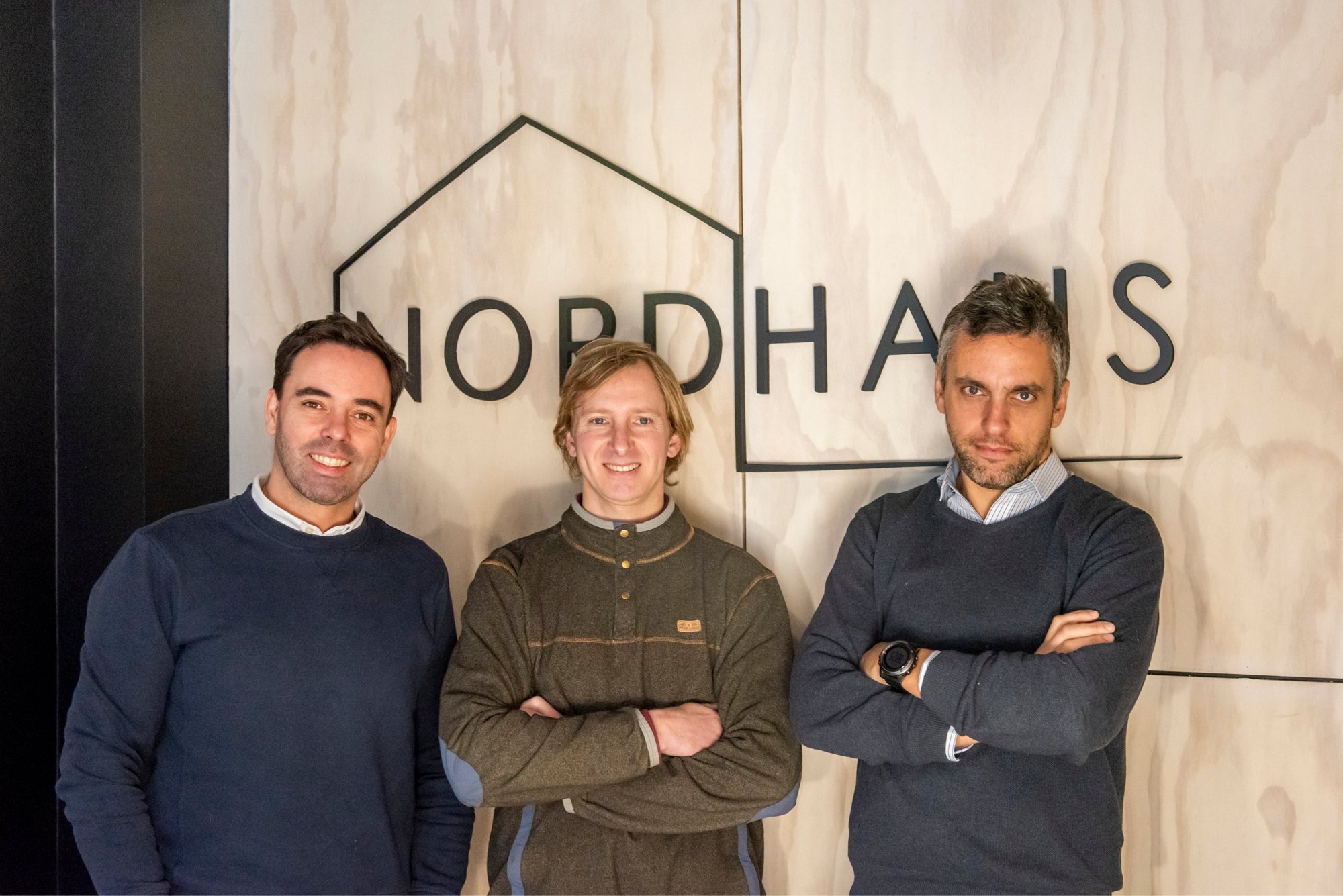De izquierda a derecha: Tomás Reinike, Sebastián Browne y Juan Andrés Covarrubias Alcalde frente al logo de Nordhaus