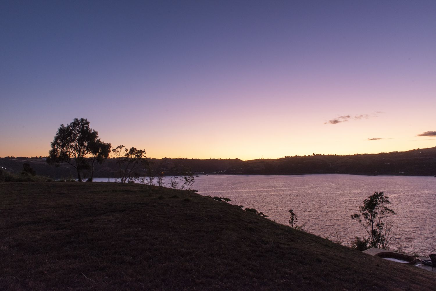 Atardecer sobre el lago desde el terreno de una obra